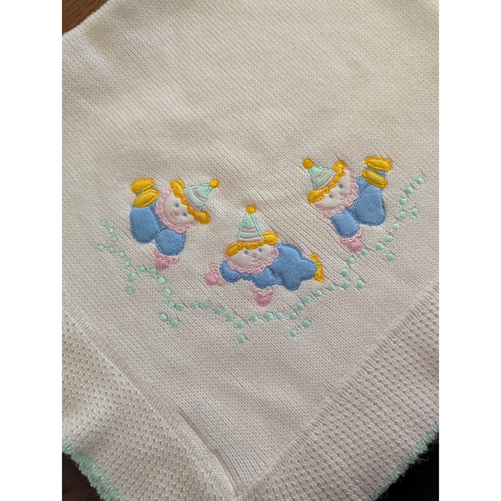ADORABLE...Vtg Little Wishes White Knit Baby Blanket Green Trim with Baby Clowns